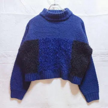 LADYMADE 네이비 터틀넥 크롭 스웨터