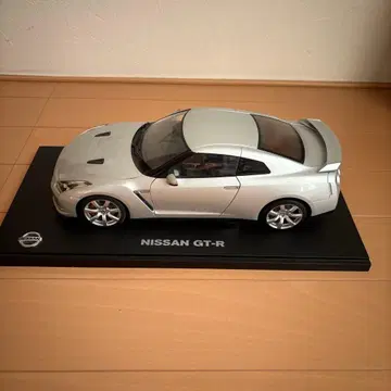 NISSAN GT-R 미니카 실버 1/18 스케일