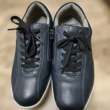 네이비 가죽 스니커즈 지퍼 포함