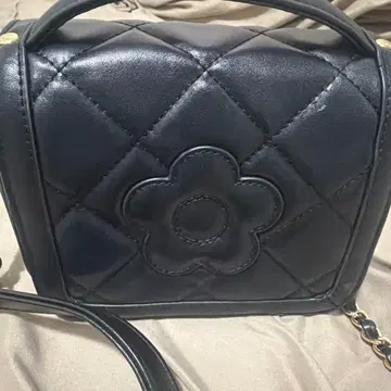 MARY QUANT 스퀘어 퀼트 데이지 패치 미니 숄더 블랙
