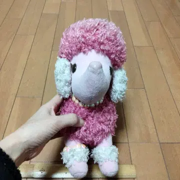 핑크와 화이트의 프리스타일 봉제 인형