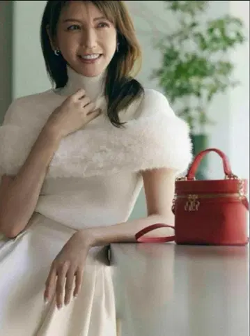 셀퍼드 퍼 케이프 슬리브리스 니트 36 화이트 택 포함 완판템