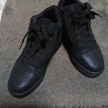 1회 사용 블랙 지퍼 달린 통굽 스니커즈 S