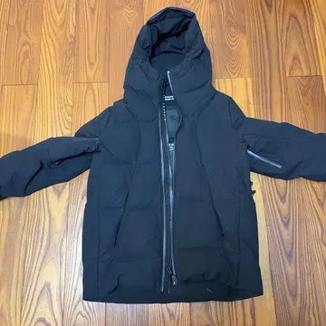 데상트 미즈사와 다운 셔틀 블랙