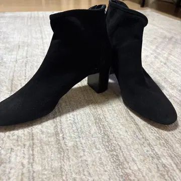 새상품 미사용 ZARA 가죽 숏부츠