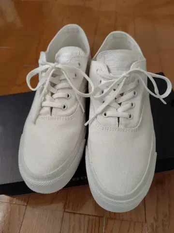 새상품급 CONVERSE SKIDGRIP 화이트 25CM 컨버스