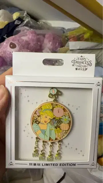 상하이 디즈니랜드 정품 신데렐라 핀 배지 한정수량 800개