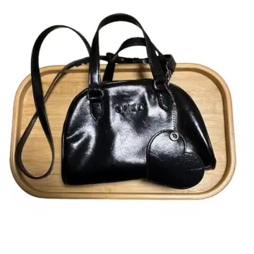 CHICO 블랙 숄더백 하트 참 포함