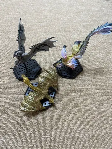 몬스터 헌터 피규어 나르하타타히메 금 리오레이아 은 리오레우스