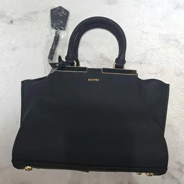 블랙 핸들이 달린 숄더백