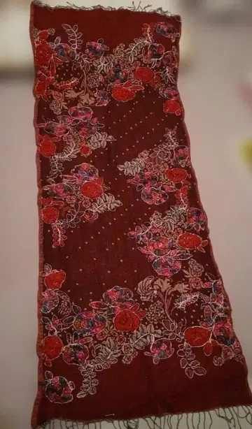빨간색 꽃무늬 자수 스톨