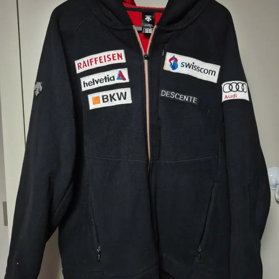 Descente genuine Swiss Ski Team Audi hooded zip-up size 105