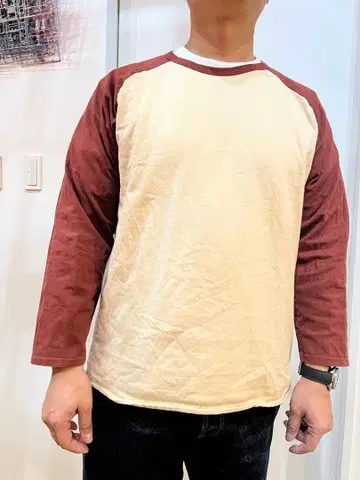 THE 크림색과 빨간색 긴팔 티셔츠