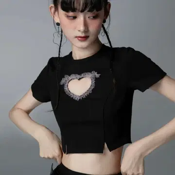 오픈 하트 프릴 자수 블랙 크롭 T셔츠