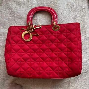 빨간색 퀼팅 핸드백