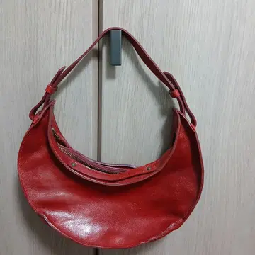 비 스태프 빨간색 가죽 반달형 핸드백