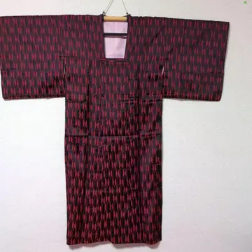 빨간색과 검은색 화살깃 패턴 코트