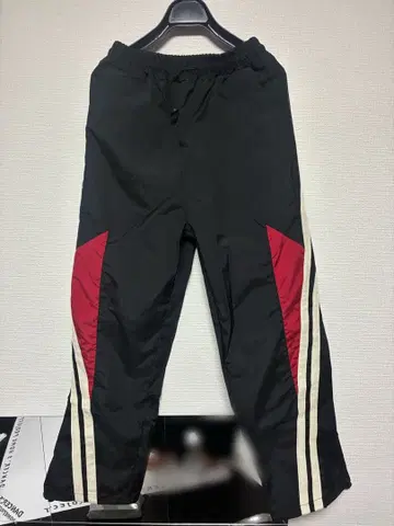 MGV 사이드 라인 디자인 팬츠 블랙/빨간색