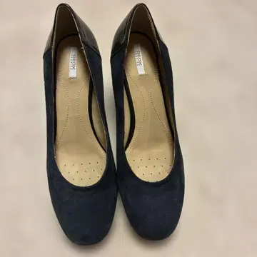 GEOX 다크 네이비 스웨이드 펌프스