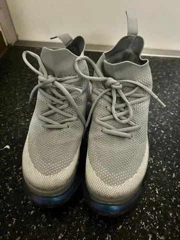 그라운즈 스니커즈