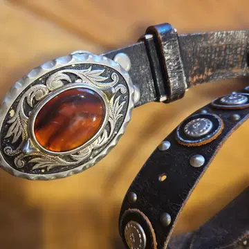 가죽 벨트 실버 장식 빨간색 돌 포함