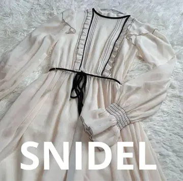 스나이델 스탠드 카라 롱 프릴 원피스 아이보리