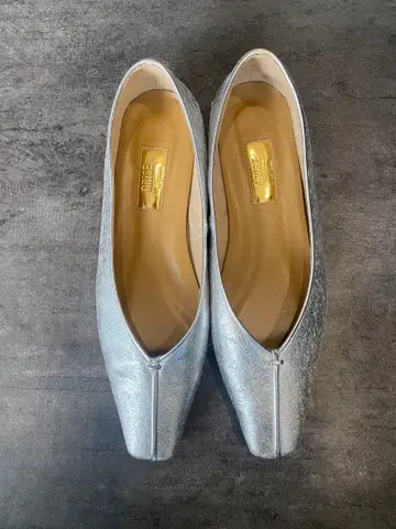 루탈론 그리즐 V컷 펌프스 스퀘어토 실버 24