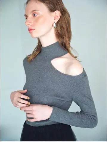 Cygne elle 원숄더 오픈 니트 그레이