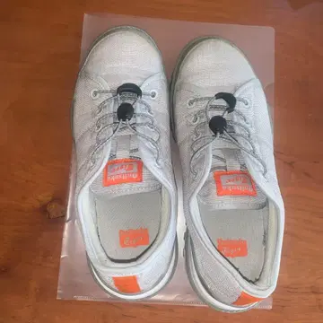 오니츠카타이거 화이트 로우컷 스니커즈