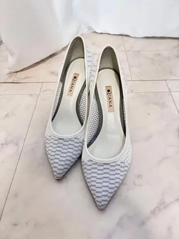 DIANA 화이트 메쉬 펌프스 중간 굽