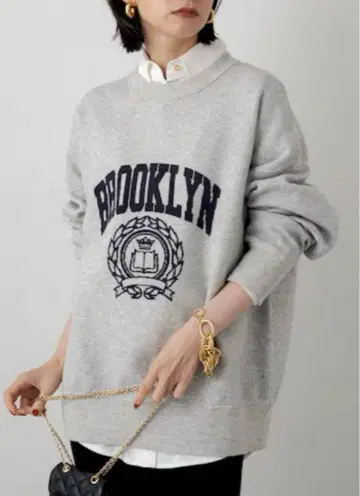 LOUNGEDRESS 자카드 로고 니트 라이트 그레이