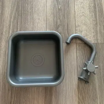 [ IKEA ] 키즈용 주방의 그레이 사각 용기와 수도꼭지 세트