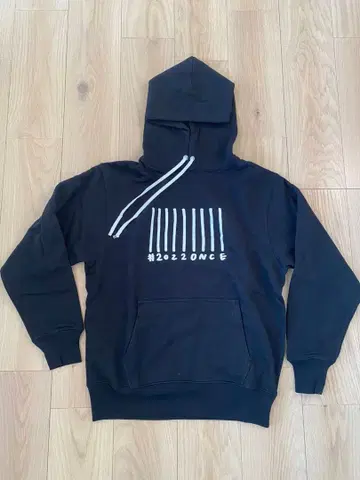 twice 블랙 스트라이프 프린트 후드티