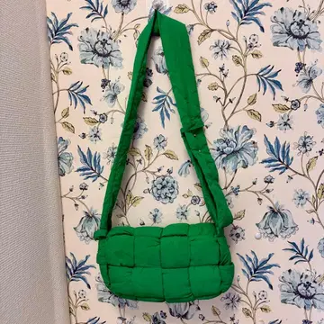 CASSETTE(카세트) 미디엄 패디드 나일론 숄더백