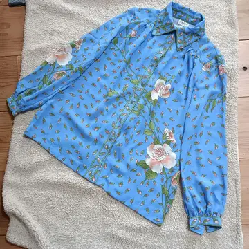 장미꽃이 프린트된 블루 실크 터치 긴팔 셔츠 미사용 새상품 버튼 멋짐