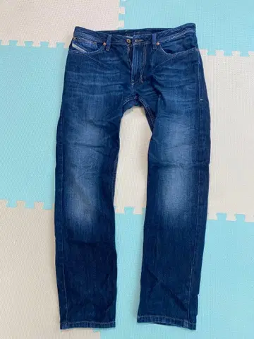 다크 블루 스트레이트 청바지 페이드 가공