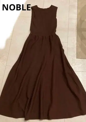 [새상품급] NOBLE 슬리브리스 니트 원피스 플레어 브라운 크로쉐 리브