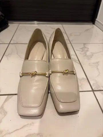 라이트 그레이 스퀘어토 펌프스 골드 금장 장식 포함