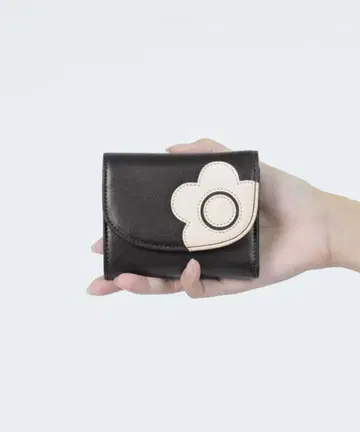 마리콴트 MARY QUANT 라운드 플랩 데이지 미니 지갑