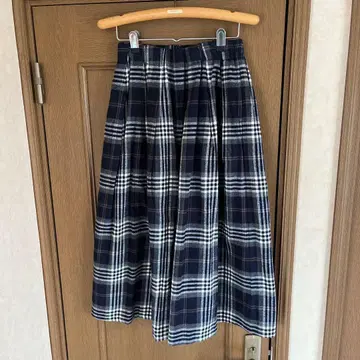 DANAFANEUIL 네이비와 화이트 체크 플레어 스커트