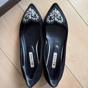 Diana 비쥬 장식 블랙 펌프스