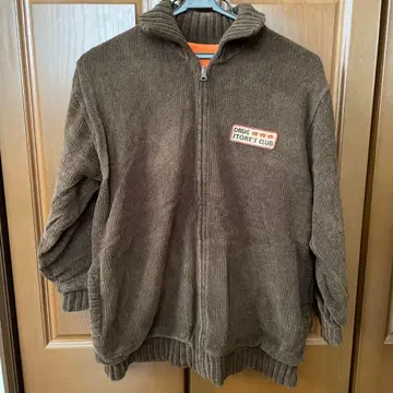 드럭스토어의 브라운 코듀로이풍 자켓