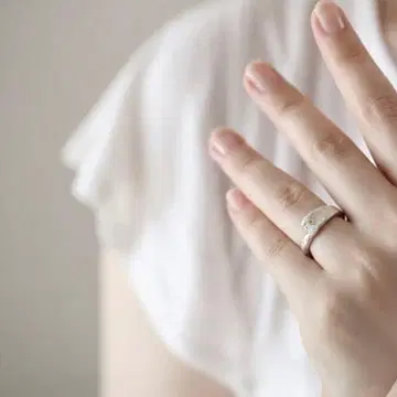 텍스처 반지 작은 보석 포함