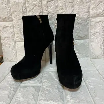 다이앤 폰 파스텐버그 블랙 스웨이드