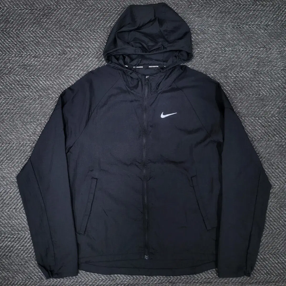 nike essential hooded running jacket