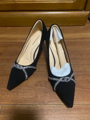 비쥬 장식 블랙 스웨이드 펌프스