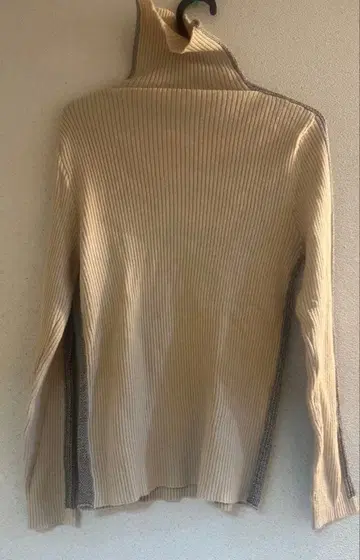 라디에이트의 오프화이트 x 실버 라인 니트