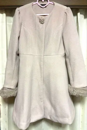 에블린 비쥬 부착 코트 핑크