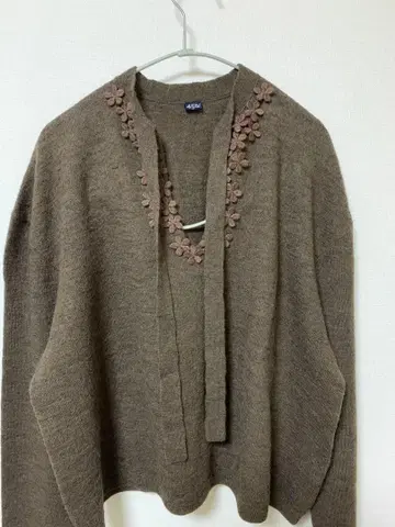 새상품급 45R/45rpm V넥 니트 울 2 코사지