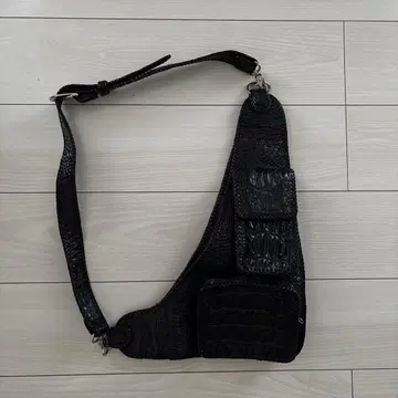 블랙 가죽 슬링백 크로커다일풍